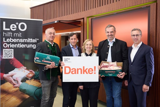Übergabe im Kirchenschiff in Wien. V.l.n.r.: Franz Rauscher
(Obmann Schweinehaltung Österreich), Klaus Schwertner
(Caritasdirektor Wien), Lea Laubenthal (Leiterin Le+O), Alfred
Dachsberger (Geschäftsführer Fa. Dachsberger & Söhne), Georg
Strasser (Abgeordneter zum Nationalrat).