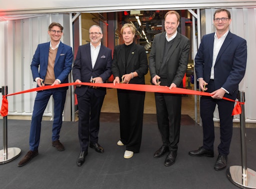 Dr. Daniel Kleine, Carsten Knobel, Mona Neubaur, Dr. Stephan
Keller und Julien Mounier bei der Eröffnung der Energiezentrale für
das Fernwärme-Projekt von Henkel und den Stadtwerken (v.l.n.r.). //
Weiterer Text über ots und www.presseportal.de/nr/9537 / Die
Verwendung dieses Bildes für redaktionelle Zwecke ist unter
Beachtung aller mitgeteilten Nutzungsbedingungen zulässig und dann
auch honorarfrei. Veröffentlichung ausschließlich mit
Bildrechte-Hinweis.