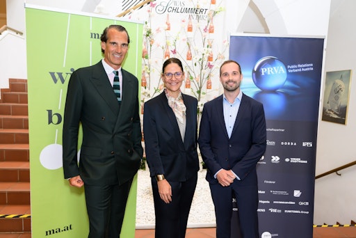 Vorschau Bild von Thomas Schwabl, Juliane Pamme und Alexander Ludwig bei der
Präsentation des Champagner-Index 2026 in den Schlumberger
Kellerwelten