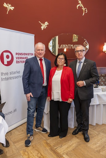 Vorschau Bild von Bild von Norbert Höpoltseder (PVÖ-Landespräsident
Oberösterreich), PVÖ-Verbandspräsidentin Birgit Gerstorfer und
Rupert Dworak (PVÖ-Landespräsident Niederösterreich).