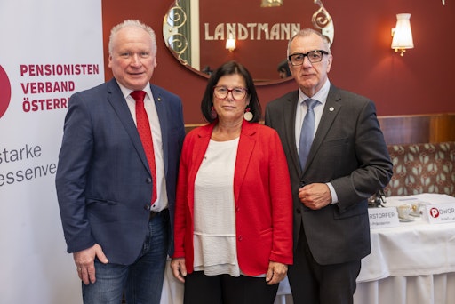 Bild von Norbert Höpoltseder (PVÖ-Landespräsident
Oberösterreich), PVÖ-Verbandspräsidentin Birgit Gerstorfer und
Rupert Dworak (PVÖ-Landespräsident Niederösterreich).