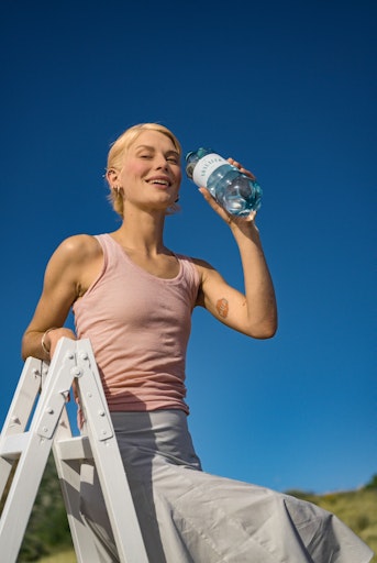 Vorschau Bild von Mit Alli Neumann als Markenbotschafterin und einer breit
angelegten 360-Grad-Kampagne stärkt Vöslauer seine Markenpräsenz im
deutschen Markt – und setzt gezielt auf Wachstum in dynamischen
Segmenten.