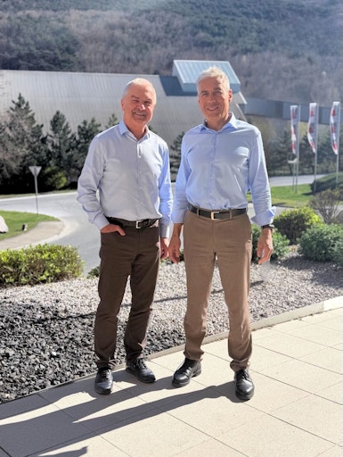 Vorschau Bild von von links.: Manfred Tisch und Georg Bursik, Geschäftsführer der
Baumit GmbH: „ Die neue Rohmehlmühle verbessert die Energiebilanz
spürbar – ohne Abstriche bei Qualität und Prozessstabilität. Das
stärkt unsere Rolle als verlässlicher Partner für Bauwirtschaft und
Region“.