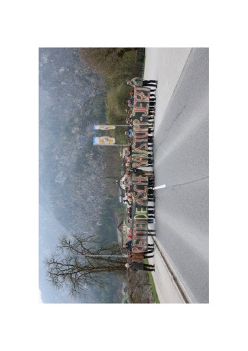 Vorschau Bild von Protest in Steeg der Salzkammergut Fischerinnen und Fischer gegen Sanierung in der wichtigsten Laichzeit der Traun Äsche @Wolfgang Hauer