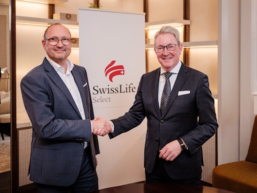 Handshake bei der Vertragsunterzeichnung. Mag. Markus Weissörtel
(Geschäftsführer WSS) und Christoph Obererlacher (CEO Swiss Life
Select Österreich)