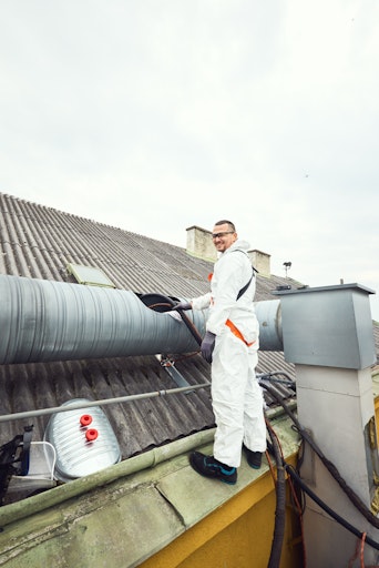 Vorschau Bild von Blitzblank Mitarbeiter schleust den Reinigungsroboter am Dach vom
Marchfelderhof ein.