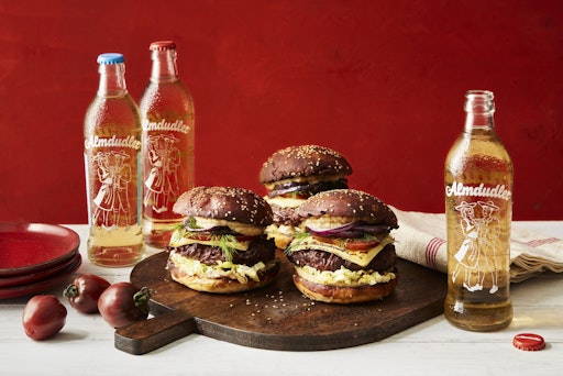 Laugenbun-Burger mit Almdudler Sauce