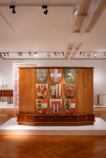 Vorschau Bild von Die neue Sonderausstellung im Möbelmuseum Wien nimmt
Besucherinnen und Besucher auf eine Reise in die 50-er Jahre mit.
Laufzeit von 15.4. bis 8.12.2026 Dienstag bis Sonntag von 10 bis 17
Uhr Andreasgasse 7, 1070 Wien