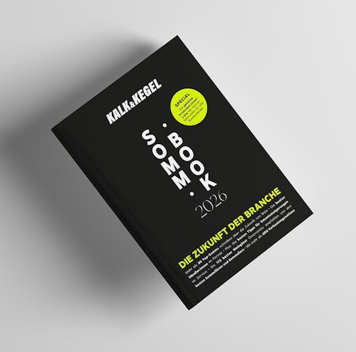 Vorschau Bild von Mehr als 30 der besten Sommelièren und Sommeliers Österreichs
schreiben für das SOMM.BOOK von KALK&KEGEL. Mit dabei sind die Stars
der Szene von René Antrag (Steirereck) bis Magdalena Gleiss
(Obauer), von Alexander Koblinger (Döllerer) bis hin zu Kathi
Gnigler (Bootshaus).