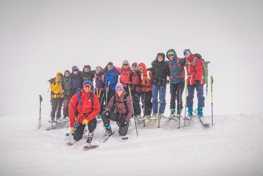 Gruppenfoto aller Teilnehmerinnen und Trainer:innen beim
Sichtungscamp