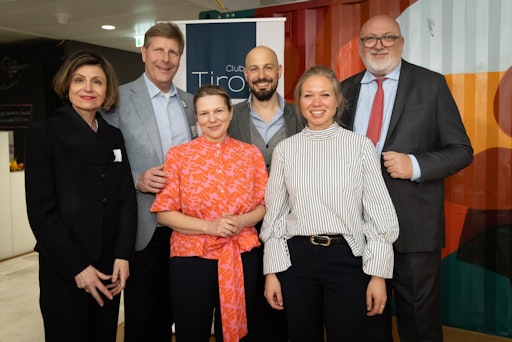  v.l.: Club Tirol-Vizepräsidentin Renate Danler (Renate Danler
Consulting), Club Tirol-Präsident Julian Hadschieff (Humanocare),
Sabine Prettenhofer (ÖBB Innovation Factory), Peter Schindlecker
(Head of Innovation der ÖBB), Klara Brandstätter (ÖBB Innovation
Factory) mit Andreas Matthä, CEO der ÖBB