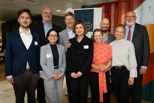 Vorschau Bild von v.l.: Luis Bucher (NextGen-Vertreter im Vorstand), Sigrid
Neureiter (Leiterin der Expert Group "Marketing & Kommunikation")
Rudolf Hopfgartner (Rechnungsprüfer des Club Tirol), Club
Tirol-Präsident Julian Hadschieff (Humanocare), Club
Tirol-Vizepräsidentin Renate Danler (Renate Danler Consulting),
Sabine Prettenhofer (ÖBB Innovation Factory), Peter Schindlecker
(Head of Innovation der ÖBB), Klara Brandstätter (ÖBB Innovation
Factory) mit Andreas Matthä, CEO der ÖBB