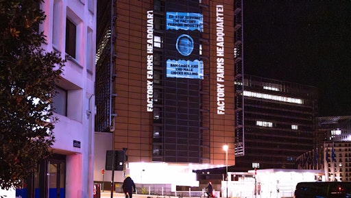 Tierschutzorganisation Animal Equality prangert mit Projektion in
Brüssel die Nähe der EU Kommission zur Tierindustrie an // Weiterer
Text über ots und www.presseportal.de/nr/181638 / Die Verwendung
dieses Bildes für redaktionelle Zwecke ist unter Beachtung aller
mitgeteilten Nutzungsbedingungen zulässig und dann auch honorarfrei.
Veröffentlichung ausschließlich mit Bildrechte-Hinweis.