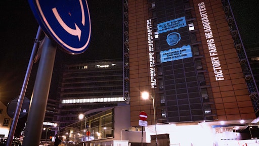 Vorschau Bild von Tierschutzorganisation Animal Equality prangert mit Projektion in
Brüssel die Nähe der EU Kommission zur Tierindustrie an // Weiterer
Text über ots und www.presseportal.de/nr/181638 / Die Verwendung
dieses Bildes für redaktionelle Zwecke ist unter Beachtung aller
mitgeteilten Nutzungsbedingungen zulässig und dann auch honorarfrei.
Veröffentlichung ausschließlich mit Bildrechte-Hinweis.