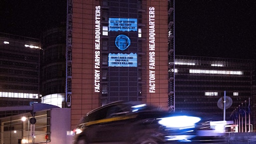 Vorschau Bild von Tierschutzorganisation Animal Equality prangert mit Projektion in
Brüssel die Nähe der EU Kommission zur Tierindustrie an // Weiterer
Text über ots und www.presseportal.de/nr/181638 / Die Verwendung
dieses Bildes für redaktionelle Zwecke ist unter Beachtung aller
mitgeteilten Nutzungsbedingungen zulässig und dann auch honorarfrei.
Veröffentlichung ausschließlich mit Bildrechte-Hinweis.