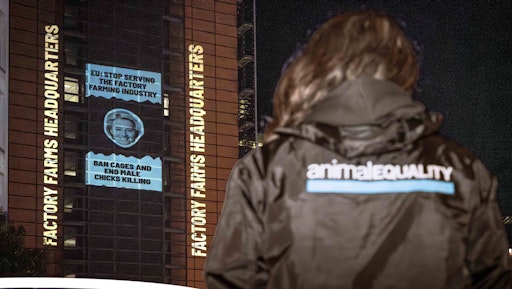 Vorschau Bild von Tierschutzorganisation Animal Equality prangert mit Projektion in
Brüssel die Nähe der EU Kommission zur Tierindustrie an // Weiterer
Text über ots und www.presseportal.de/nr/181638 / Die Verwendung
dieses Bildes für redaktionelle Zwecke ist unter Beachtung aller
mitgeteilten Nutzungsbedingungen zulässig und dann auch honorarfrei.
Veröffentlichung ausschließlich mit Bildrechte-Hinweis.