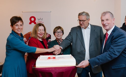  v. links nach rechts Gisela Kersting-Kristof – Geschäftsführerin
Wiener Sozialdienste Anita Bauer – Geschäftsführerin Fonds Soziales
Wien Gabriele Votava – Präsidentin der Wiener Sozialdienste Peter
Hacker – Stadtrat Karl Gasta – Bezirksvorsteher-Stv. 22 Bezirk