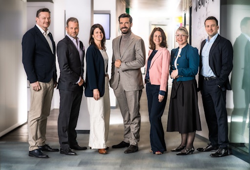 Vorschau Bild von Das Management Team von JTI Austria (vlnr:) Christian Tobias (P&C
Director), Philipp Langer (Sales Director), Alessandra Vita
(Marketing Director), Nemanja Pucarevic (General Manager), Silvia
Polan (CA&C Director), Astrid Gutschi-Hödl (Legal Director), Michael
Will (Finance Director)