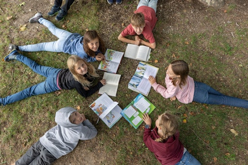 Vorschau Bild von Lesende Kinder mit BUCHKLUB-Produkten