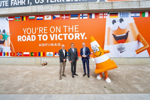 ASFINAG-Vorstände Herbert Kasser und Hartwig Hufnagl mit
Bundesminister Peter Hanke und ASFINAG-Maskottchen Polli