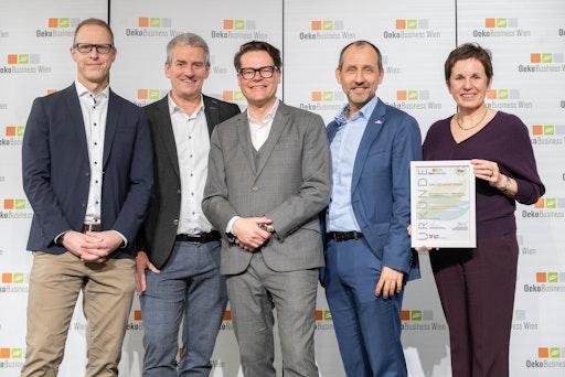 Übergabe der Urkunde: v.l.n.r. Armin Dieter, OekoBusiness, Hannes
Hasibar, Geschäftsführer GOURMET, Klimastadtrat Jürgen
Czernohorszky, Stefan Prantl, Betriebsleiter Wien und
Nachhaltigkeitsmanager bei GOURMET und Claudia Ertl-Huemer,
Geschäftsfeldleitung Education Catering bei GOURMET © OekoBusiness
Wien / Frank Helmrich. Abdruck honorarfrei, bitte nur im Kontext der
Presseinformation.