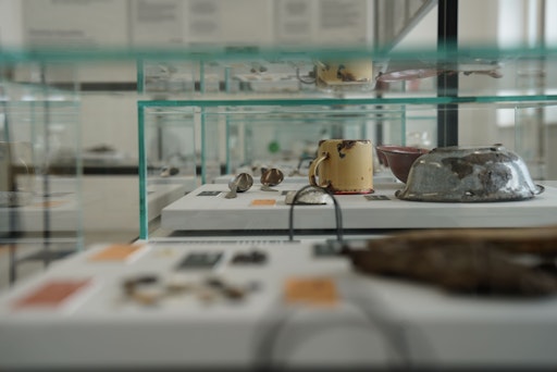 Ausstellung „Dinge erzählen. Archäologie des KZ-Systems
Mauthausen-Gusen“, Vitrinen