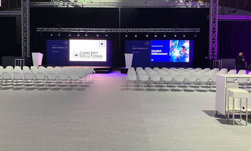 Vorschau Bild von Veranstaltungssetting des Full-Service-Dienstleisters Concept
Solutions mit Licht-und Bühnentechnik