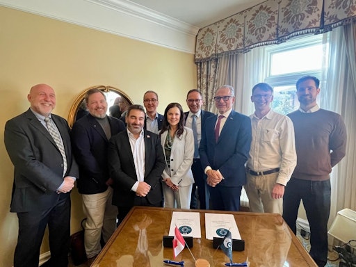 Signing ceremony for the ESA's "HydRON Element 3" programme at
the Space Symposium in Colorado Springs Copyright: Laurent Jaffart
// Weiterer Text über ots und www.presseportal.de/nr/175564 / Die
Verwendung dieses Bildes für redaktionelle Zwecke ist unter
Beachtung aller mitgeteilten Nutzungsbedingungen zulässig und dann
auch honorarfrei. Veröffentlichung ausschließlich mit
Bildrechte-Hinweis.