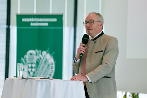 NÖ Bauernbundobmann LH-Stv. Dr. Stephan Pernkopf stellt mit dem
Zukunftsprogramm die Weichen im Bauernbund.