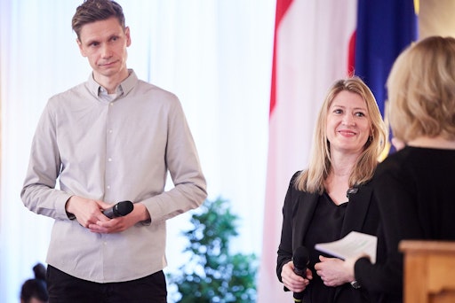 Matthias Hümmelink, BA MPH (Mitglied der Geschäftsleitung der
Wiener Gesundheitsförderung – WiG) und Mag.a Bettina Emmerling, MSc
(Vizebürgermeisterin und Stadträtin für Bildung, Jugend,
Integration, Transparenz und Märkte) bei der Eröffnung des
Netzwerktreffens vom Netzwerk Gesund im Wiener Kindergarten im
Wiener Rathaus