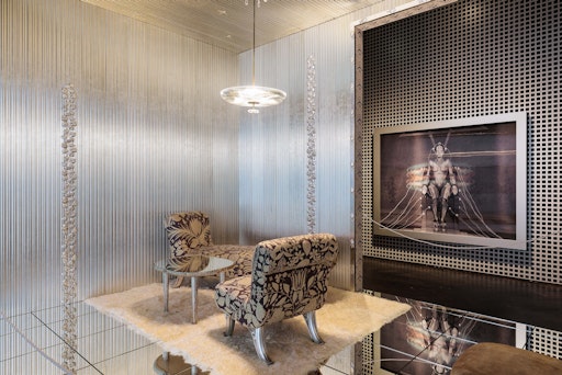 MAK Schausammlung WIEN 1900 – Alltag. Gesamtkunstwerk Josef
Hoffmann, „Zimmereinrichtung für einen großen Star“, gezeigt auf der
Pariser Weltausstellung 1937 im Hintergrund: Metropolis, 1927
Filmstill