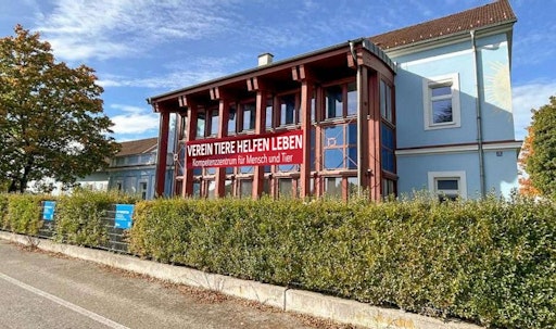  Aussenansicht des neuen Ausbildungszentrums mit Einbettung des
Werbeschilds