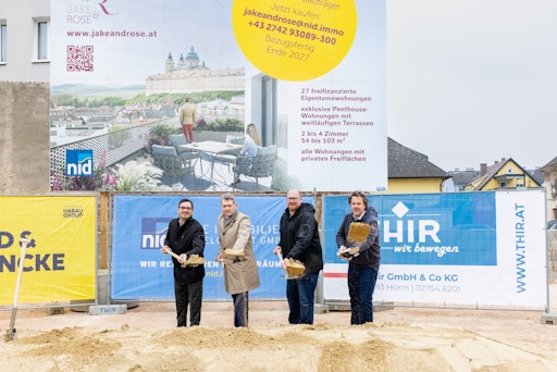  Die NID setzt im Beisein von Bürgermeister Patrick Strobl und
Vizebürgermeister Wolfgang Kaufmann den Spatenstich zum Baustart des
Wohnprojekts Jake & Rose im Herzen von Melk.