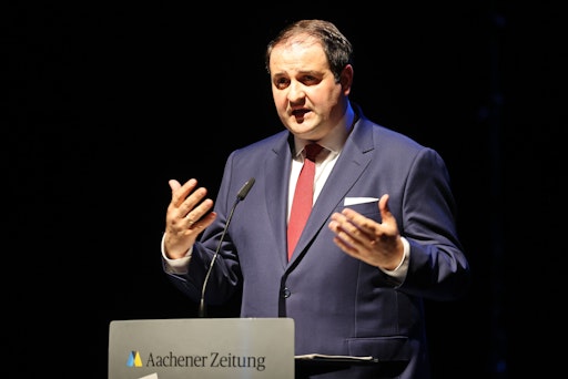  NRW-Medienminister Nathanael Liminski (CDU) kündigt das Projekt
Local_Vocal auf dem Festakt zum 80-jährigen Bestehen der Aachener
Zeitung an. // Weiterer Text über ots und
www.presseportal.de/nr/8218 / Die Verwendung dieses Bildes für
redaktionelle Zwecke ist unter Beachtung aller mitgeteilten
Nutzungsbedingungen zulässig und dann auch honorarfrei.
Veröffentlichung ausschließlich mit Bildrechte-Hinweis.