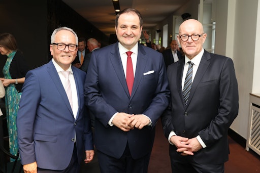 Vorschau Bild von Thomas Thelen (Chefredakteur der Aachener Zeitung),
NRW-Medienminister Nathanael Liminski (CDU) und Andreas Müller (CEO
des Medienhauses Aachener Zeitung und Vorsitzender des DRIVE local
e.V.) am Rande des Festakts zum 80-jährigen Bestehen der Aachener
Zeitung (vlnr). // Weiterer Text über ots und
www.presseportal.de/nr/8218 / Die Verwendung dieses Bildes für
redaktionelle Zwecke ist unter Beachtung aller mitgeteilten
Nutzungsbedingungen zulässig und dann auch honorarfrei.
Veröffentlichung ausschließlich mit Bildrechte-Hinweis.