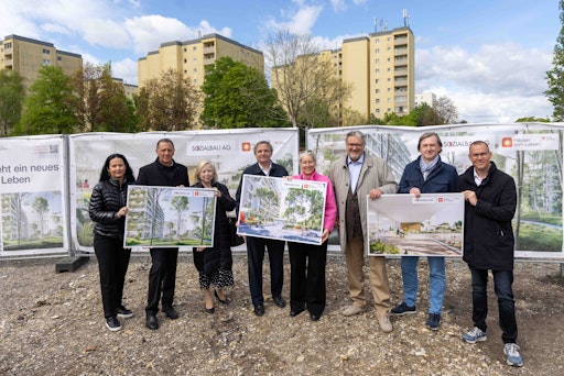 Vorschau Bild von Vorstellung der Konzepte und Entwürfe für das neue
Pensionistenwohnhaus Haus Haidehof (v.l.n.r.:
Bezirksvorsteher-Stellvertreterin Ramona-Iulia Miletic,
Bezirksvorsteher Thomas Steinhart, Vorstandsmitglied und
Bereichsleiterin Finanzen und IT SOZIALBAU AG Andrea Washietl,
Vorstandsvorsitzender-Stellvertreter und technischer Direktor
SOZIALBAU AG Hannes Stangl, Gemeinderätin Arabel Bernecker-Thiel,
Sozialstadtrat Peter Hacker, Geschäftsführer der Häuser zum Leben
Christian Hennefeind, stellvertretender Geschäftsführer der Häuser
zum Leben Simon Bluma).
