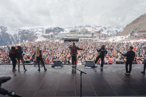  Mitreißender Schlager-Sound auf 2.300 Metern: Beim „Top of the
Mountain Spring Concert“ verwandelte Ben Zucker die Idalp in Ischgl
in eine energiegeladene Open-Air-Bühne und begeisterte mehr als
8.000 Fans mit einer emotionalen Show. Wie wechselhaft sich dabei
das Wetter präsentierte – von Schneeregen bis hin zu sonnigen
Momenten – ließ sich der Künstler nicht davon abhalten, seinen Fans
ein rundum mitreißendes Erlebnis zu bieten. Ein weiteres Highlight
des „Spring Blanc“, das den musikalischen Frühling in den Alpen
eindrucksvoll fortsetzt.