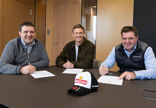  Anton Hargassner (links) und Markus Hargassner (rechts)
unterzeichnen mit Spitzensportler Daniel Huber den
Kooperationsvertrag.