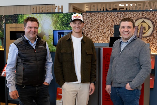  Markus Hargassner (l.) und Anton Hargassner (r.) begrüßen
Spitzensportler Daniel Huber im Team