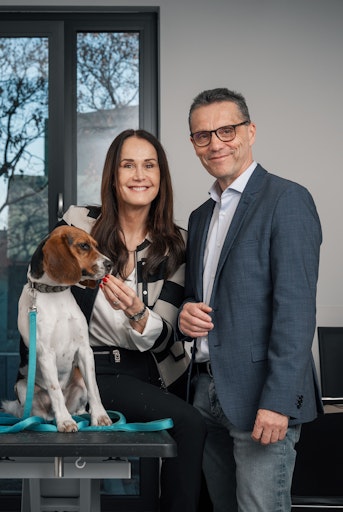 Vorschau Bild von Maggie Entenfellner und Matthias Gauly in der Kleintierklinik der
Vetmeduni