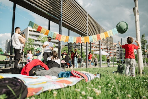 Vorschau Bild von Seit 2014 ist die Aufgabe des Stadtteilmanagements,
Bewohner*innen zu vernetzen, Angebote zu schaffen und den Stadtteil
lebendig werden zu lassen.