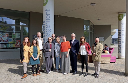  Stadträtin Elke Hanel-Torsch; Bezirksrätin Gabriele Plank; Otto
Eckl, Abteilungsleiter Technische Stadterneuerung; Wien
3420-Vorstand Robert Grüneis und STM-Leitung Ina Hahn mit einem Teil
des neuen Teams.