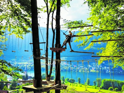  Der Kletterwald Ossiacher See ist heuer neu bei der Kärnten Card
dabei und bietet spannende Parcours, Naturerlebnis und Abenteuer für
die ganze Familie.
