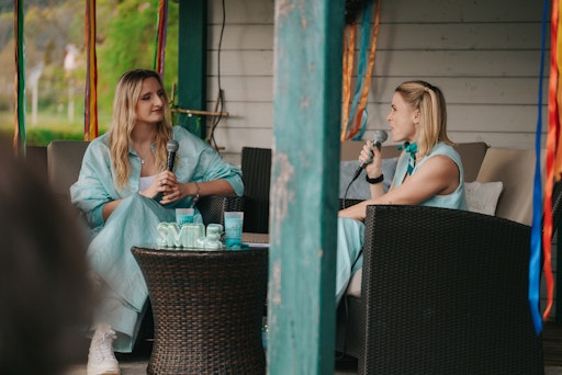 Vorschau Bild von Sängerin Julia Steen (links) und Moderatorin Lisa
Odreitz-Überbacher (rechts) bei der Live-Podcast-Aufnahme im
Seehotel Das JO. in Pörtschach.