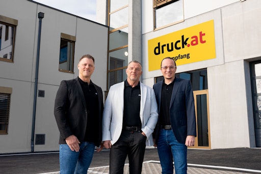  Die drei druck.at Geschäftsführer vor dem neuen Gebäude in der
Rudolf Diesel-Straße 5A in Leobersdorf.