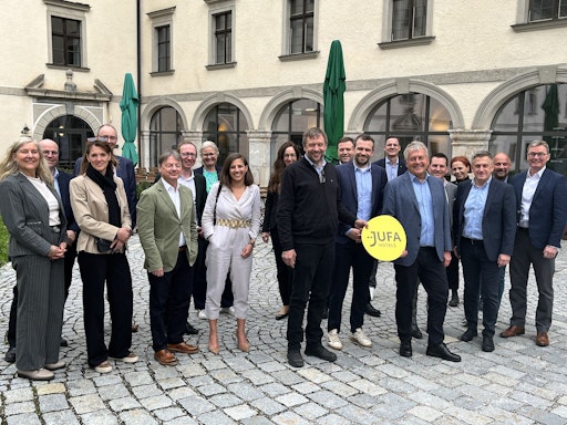  Österreichische Bankenvertreter, JUFA Hotels Investoren Michael
und Philipp Blaschitz der EOSS Gruppe mit JUFA Hotels CEO Gerhard
Wendl im JUFA Hotel Spital am Pyhrn
