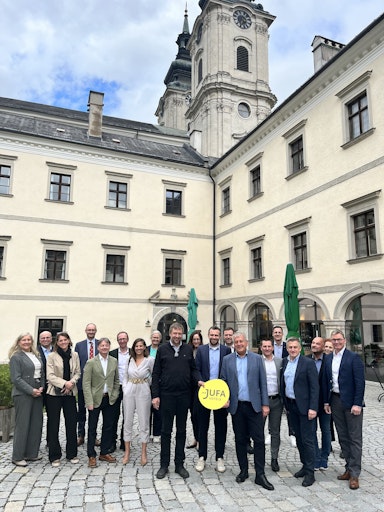 Vorschau Bild von Österreichische Bankenvertreter, JUFA Hotels Investoren Michael
und Philipp Blaschitz der EOSS Gruppe mit JUFA Hotels CEO Gerhard
Wendl im JUFA Hotel Spital am Pyhrn