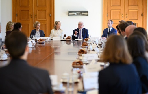  Bundespräsident Frank-Walter Steinmeier äußert sich bei einem
Gespräch mit rund 20 Journalistinnen und Journalisten von
Lokalzeitungen anlässlich des Tages des Lokaljournalismus (5. Mai)
im Schloss Bellevue. Honorarfreie Verwendung des Fotos
ausschließlich in Zusammenhang mit Berichterstattung über den Tag
des Lokaljournalismus. Foto: Bernd von Jutrczenka / dpa // Weiterer
Text über ots und www.presseportal.de/nr/8218 / Die Verwendung
dieses Bildes für redaktionelle Zwecke ist unter Beachtung aller
mitgeteilten Nutzungsbedingungen zulässig und dann auch honorarfrei.
Veröffentlichung ausschließlich mit Bildrechte-Hinweis.