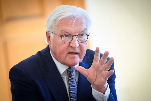 Vorschau Bild von Bundespräsident Frank-Walter Steinmeier äußert sich bei einem
Gespräch mit rund 20 Journalistinnen und Journalisten von
Lokalzeitungen anlässlich des Tages des Lokaljournalismus (5. Mai)
im Schloss Bellevue. Honorarfreie Verwendung des Fotos
ausschließlich in Zusammenhang mit Berichterstattung über den Tag
des Lokaljournalismus. Foto: Bernd von Jutrczenka / dpa // Weiterer
Text über ots und www.presseportal.de/nr/8218 / Die Verwendung
dieses Bildes für redaktionelle Zwecke ist unter Beachtung aller
mitgeteilten Nutzungsbedingungen zulässig und dann auch honorarfrei.
Veröffentlichung ausschließlich mit Bildrechte-Hinweis.