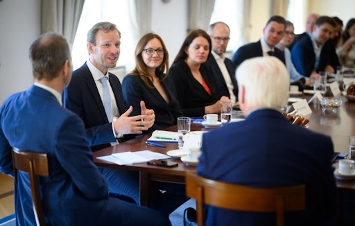 Vorschau Bild von Bundespräsident Frank-Walter Steinmeier (vorne rechts) äußert
sich bei einem Gespräch mit rund 20 Journalistinnen und Journalisten
von Lokalzeitungen anlässlich des Tages des Lokaljournalismus (5.
Mai) im Schloss Bellevue.. Ebenfalls im Bild: Markus Knall,
IPPEN.MEDIA-Chefredakteur (Zweiter von links) und Katja Fleischmann,
bei dpa verantwortlich für die Verlagsinitiative DRIVE (Dritte von
links). Honorarfreie Verwendung des Fotos ausschließlich in
Zusammenhang mit Berichterstattung über den Tag des
Lokaljournalismus. Foto: Bernd von Jutrczenka / dpa // Weiterer Text
über ots und www.presseportal.de/nr/8218 / Die Verwendung dieses
Bildes für redaktionelle Zwecke ist unter Beachtung aller
mitgeteilten Nutzungsbedingungen zulässig und dann auch honorarfrei.
Veröffentlichung ausschließlich mit Bildrechte-Hinweis.